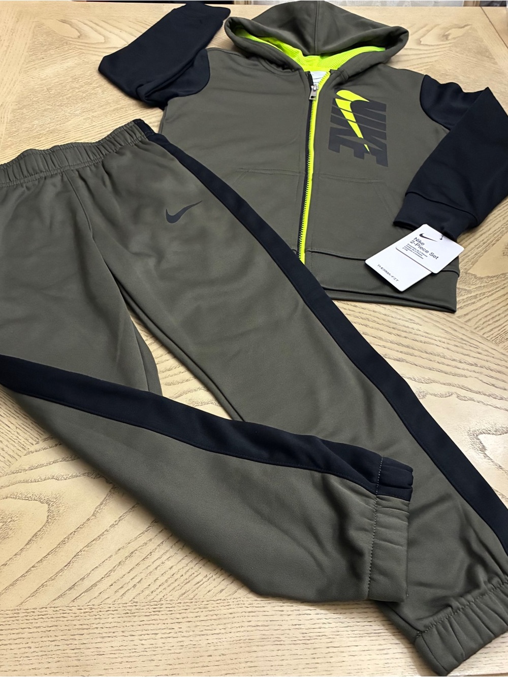 *BUNDLE* Boys Nike Jacket & Jogger Size 7